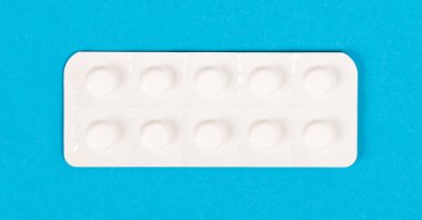 İlaç şeridi mavi arkaplanda izole edildi