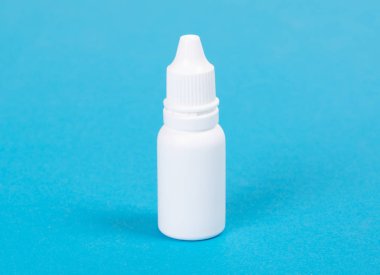 Mavi arka planda izole edilmiş plastik şişe.