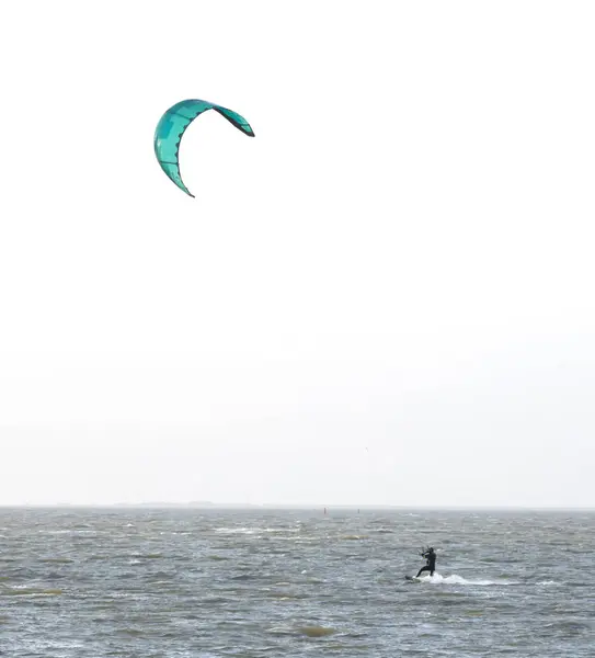 オランダの湖の波の上でカイトサーフィン — ストック写真
