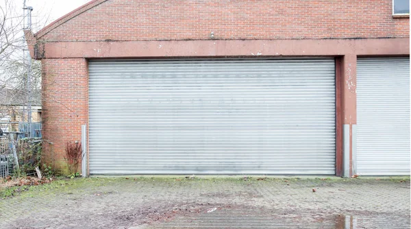 Industrial Velho Garagem Porta Perto Metal — Fotografia de Stock