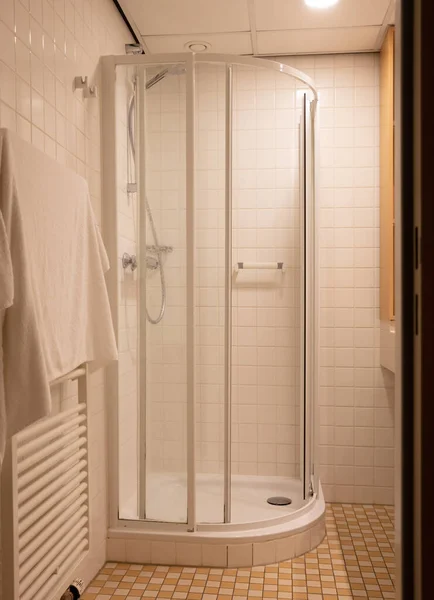 荷兰一个旧浴室的保暖毛巾架 — 图库照片