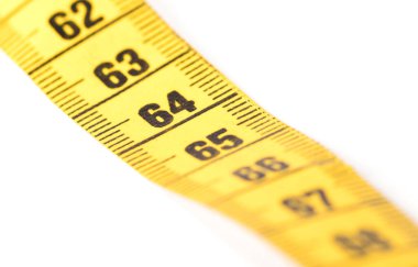 Beyaz üzerine izole edilmiş sarı bir ölçüm bandının yakın çekimi - 64 - Seçici odak