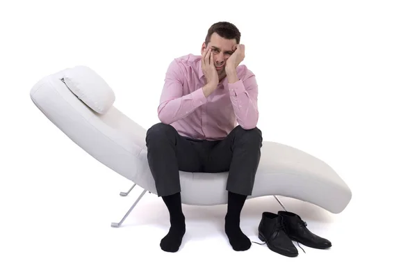 心理セッション中に快適なソファの上に心理学者と一緒に座っている男のクライアント — ストック写真