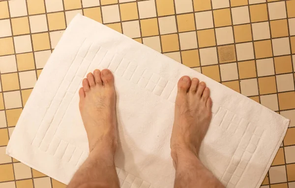 Après Avoir Pris Une Douche Pieds Masculins Sur Sol Salle — Photo