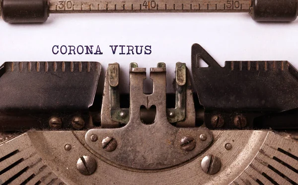 Primer Plano Una Máquina Escribir Vintage Peligro Biológico Coronavirus — Foto de Stock