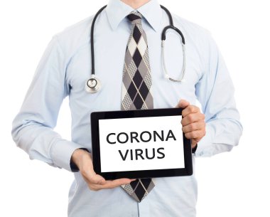 Doktor dijital tablet tutuyor, beyazı izole etti - Coronavirüs