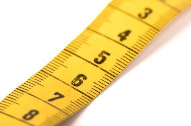 Beyaz üzerine izole edilmiş sarı bir mezura yakın plan - 6 - Seçici odak