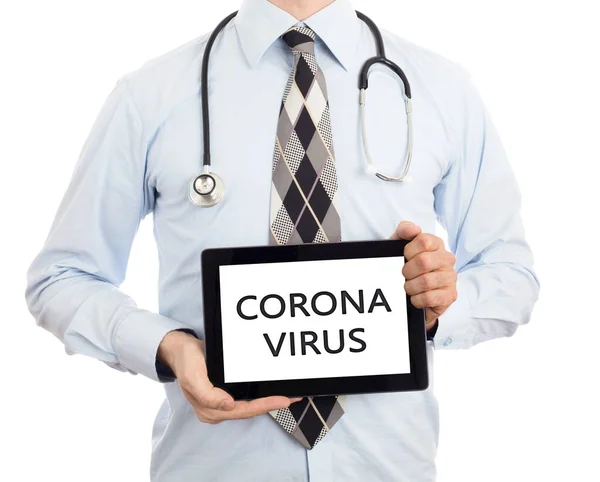 Doktor Dijital Tablet Tutuyor Beyazı Izole Etti Coronavirüs — Stok fotoğraf