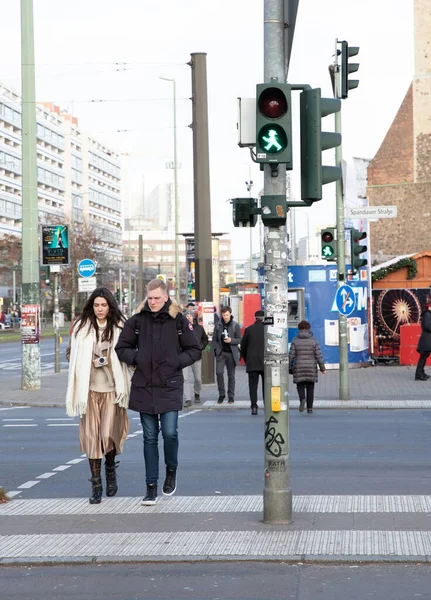 Berlin Germany Januari 2020 People Stand Pedestrian Crossing Green Light — Stock Photo, Image