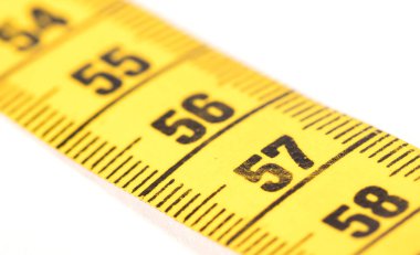 Beyaz üzerine izole edilmiş sarı bir mezura yakın plan - 57 - Seçici odak