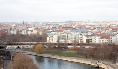 BERLİN, ALMANY - JANUARI 1, 2020: şehir manzarası üzerinde. Berlin Almanya 'nın başkenti ve en büyük şehridir..