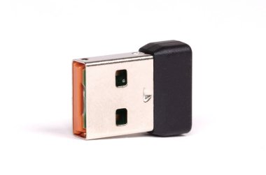 Mini USB Bluetooth adaptörü beyaz arkaplanda izole edildi