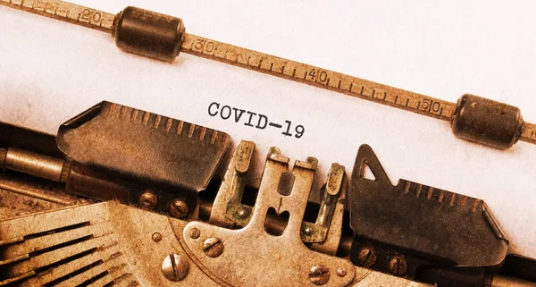 Máquina Escrever Vintage Com Uma Mensagem Escrita Covid — Fotografia de Stock
