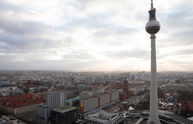 Berlin, Almanya 31.12.2019 'da. Ünlü Fernsehturm televizyon yayın kulesi. Alexanderplatz, Berlin, Almanya 'da.