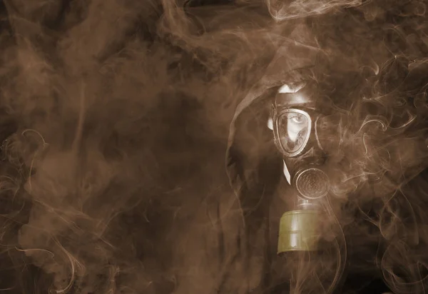 有毒煙の中のガスマスクの男オレンジの煙 — ストック写真
