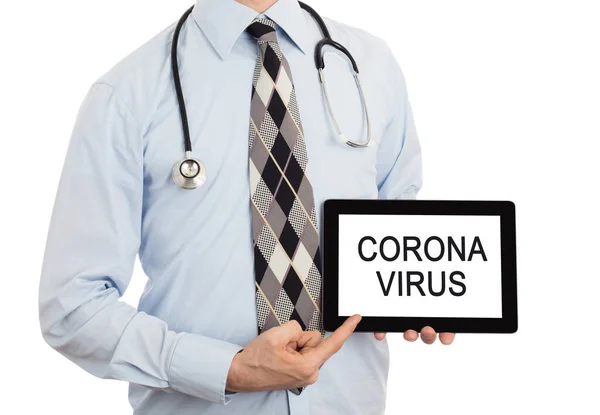 Dokter Memegang Tablet Digital Terisolasi Pada Putih Coronavirus — Stok Foto
