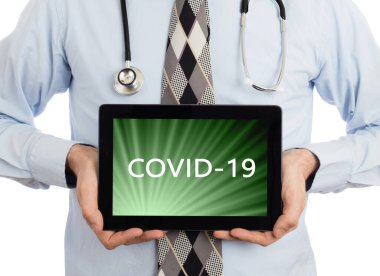 Doktor dijital tablet tutuyor, beyazı izole etti - Covid-19