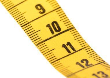 Beyaz üzerine izole edilmiş sarı bir mezura yakın plan - 11 - Seçici odak