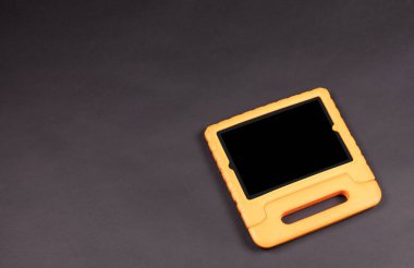 Siyah üzerine izole edilmiş, çocuklar için tasarlanmış parlak bir kılıf.