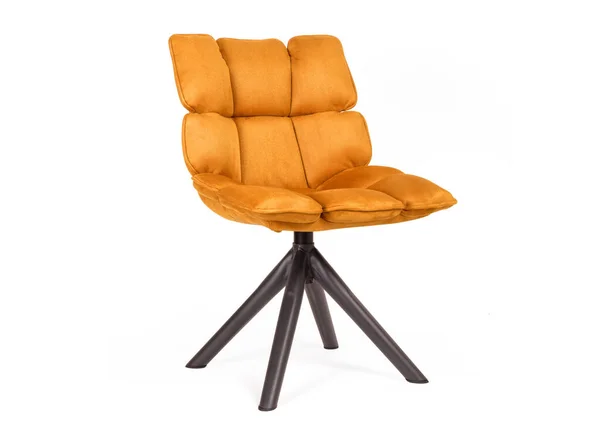 用羊皮和金属制成的现代椅子 用白色橙色隔开 — 图库照片