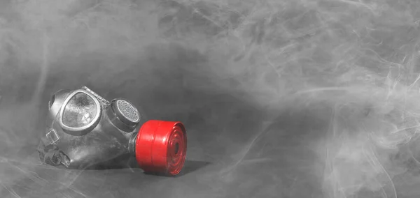Винтажная Газовая Маска Черном Фоне Дым Комнате Красный Фильтр — стоковое фото