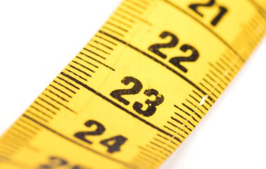 Beyaz üzerine izole edilmiş sarı bir mezura yakın plan - 23 - Seçici odak