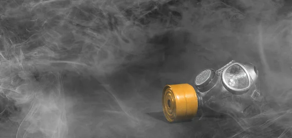 Ročník Plynové Masky Izolované Černém Pozadí Kouř Místnosti Oranžový Filtr — Stock fotografie