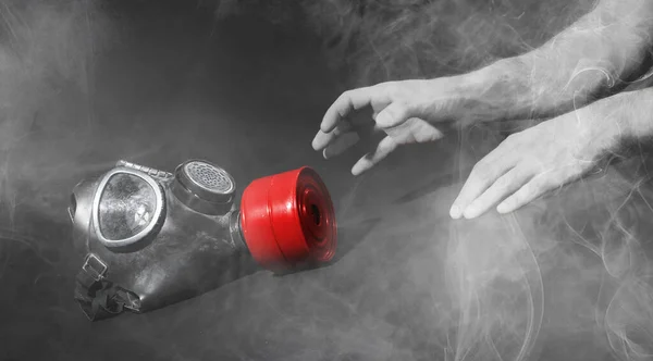 Homme Dans Une Chambre Remplie Fumée Essayant Atteindre Masque Gaz — Photo