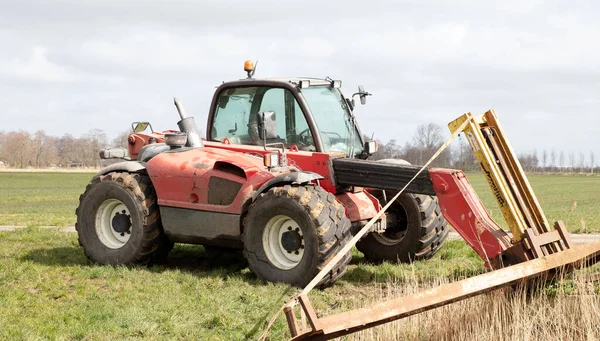 Pengangkatan Garpu Traktor Pertanian Pedesaan Sisi Jalan — Stok Foto