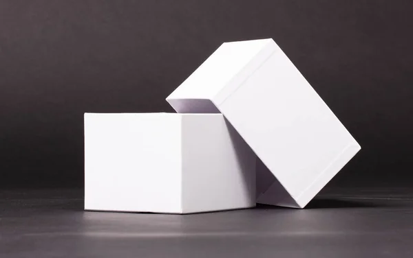 Geöffnete Weiße Schachtel Isoliert Auf Schwarzem Hintergrund — Stockfoto