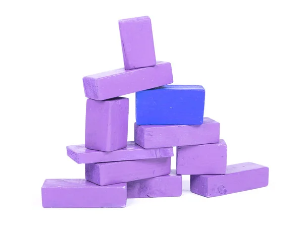 白の背景に隔離されたヴィンテージの紫色の建物ブロックは 1つが際立っています — ストック写真