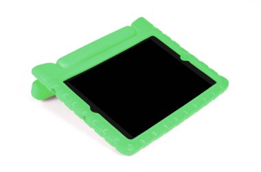 Parlak kapaklı tablet, çocuklar için tasarlanmış, beyaza izole edilmiş.