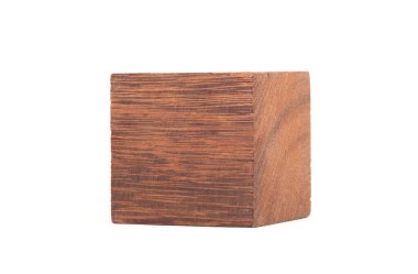 Beyaz arkaplanda izole edilmiş eski ahşap yapı bloğu