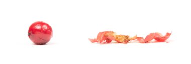 Yanında ezilmiş bir peper, kırmızı, beyaz üzerine izole edilmiş.