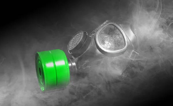 在黑色背景上隔离的老式防毒面具 房间里的烟雾 绿色过滤器 — 图库照片