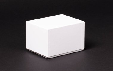 Siyah arkaplanda boş beyaz kutu izole