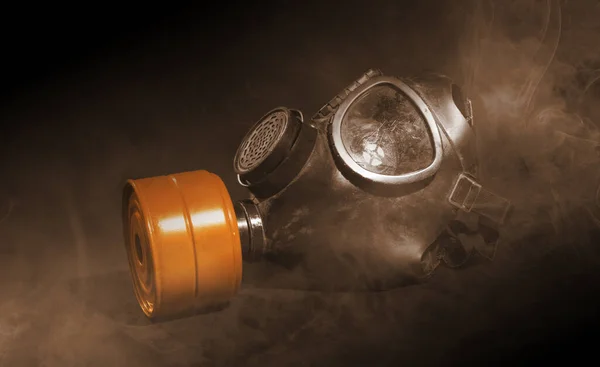 Vintage Gasmask Isolerad Svart Bakgrund Rök Rummet Orange Filter — Stockfoto