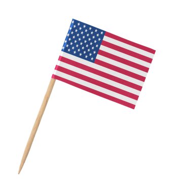 Tahta sopada küçük Amerikan bayrağı, beyaz üzerinde izole edilmiş.