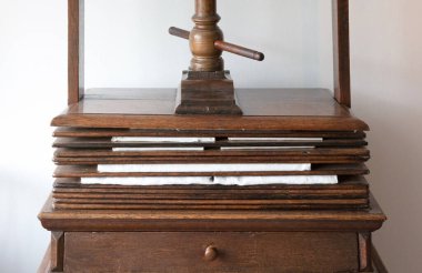 Antika ahşap çamaşır sıkacağı, beyazın üzerinde izole.