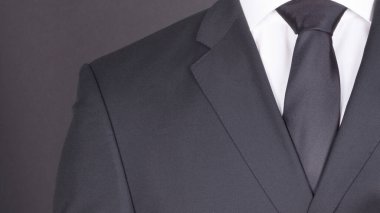 Siyah takım elbiseli, siyah kravatlı, yakın plan.