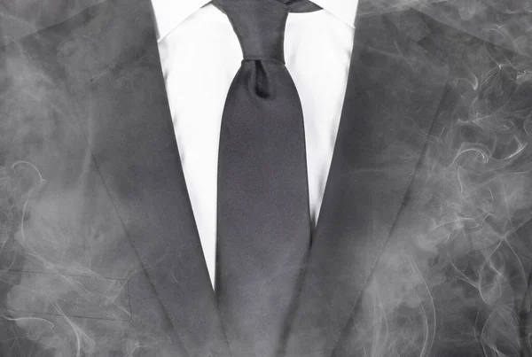 Hombre Con Traje Negro Corbata Negra Parado Humo Cerca — Foto de Stock
