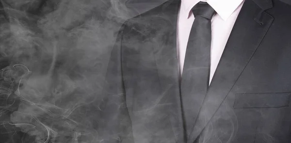 黒いスーツの男と黒いネクタイ煙の中に立ってクローズアップ — ストック写真