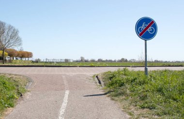 B40 - Bisiklet sahasının sonu. Bisikletçiler için ayrılmış zorunlu döngü yolu veya şeridinin sonunu gösteren yol işareti