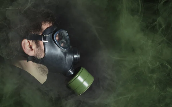 Hombre Con Máscara Gas Humo Humo Verde — Foto de Stock