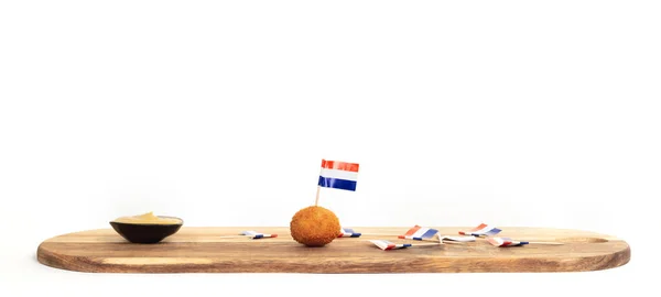 Nederlandse Traditionele Snack Bitterbal Slechts Een Links Een Houten Serveerbord — Stockfoto