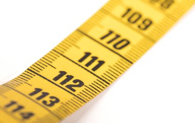 Beyaz üzerine izole edilmiş sarı bir mezura yakın plan - 112 - Seçici odak