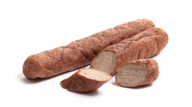 Doğranmış frikadel, Hollanda fast food aperatifi, izole edilmiş.