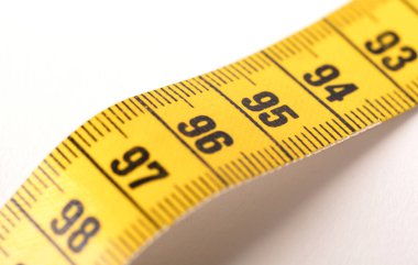 Beyaz üzerine izole edilmiş sarı bir ölçüm bandının yakın çekimi - 95 - Seçici odak