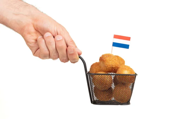 オランダの伝統的なスナックビターバルのバスケットにオランダの国旗があり 孤立しています — ストック写真