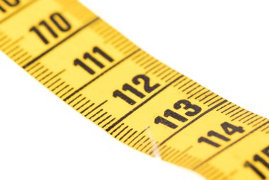 Beyaz üzerine izole edilmiş sarı bir ölçüm bandının yakın çekimi - 113 - Seçici odak